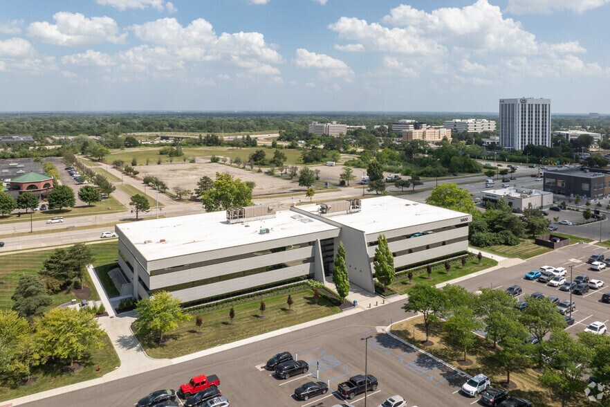 More Photos Of 5600 New King Dr, Troy Medical For Lease