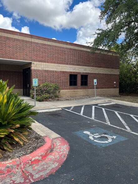 More Photos Of 2011 E Houston St, San Antonio Medical For Lease