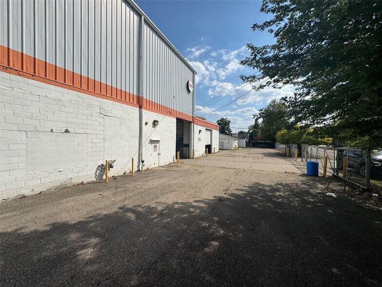 More Photos Of 20720 Tuck Rd, Farmington Hills Manufacturing For Sale