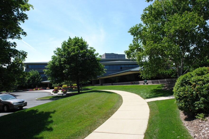 More Photos Of 100 Heritage Reserve Dr, Menomonee Falls Office For Sale