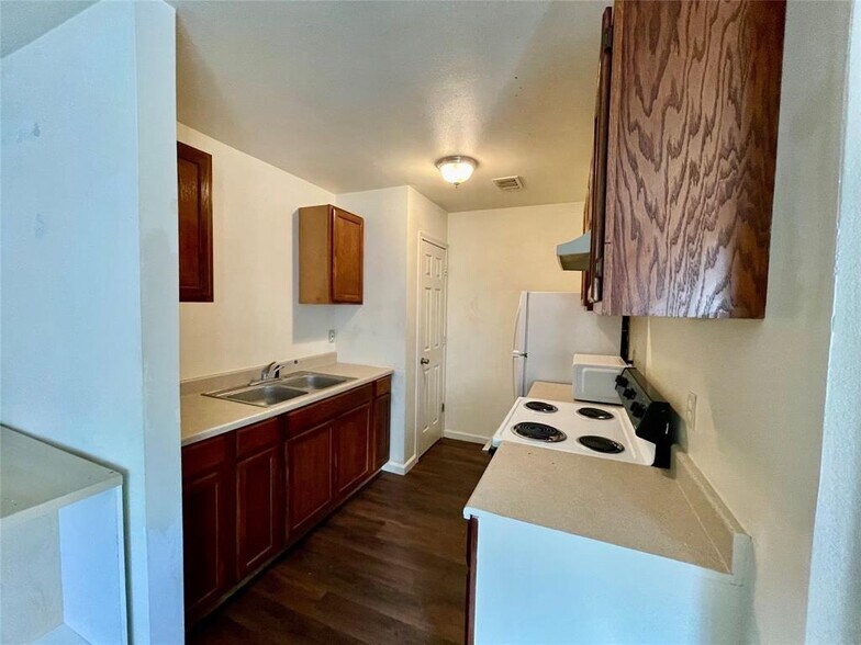 More Photos Of 2003 Phillips St, Prairie View Apartments For Sale