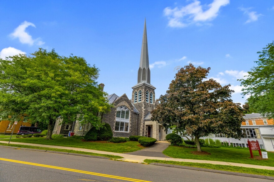 More Photos Of 61 Main St, Unionville Office For Sale
