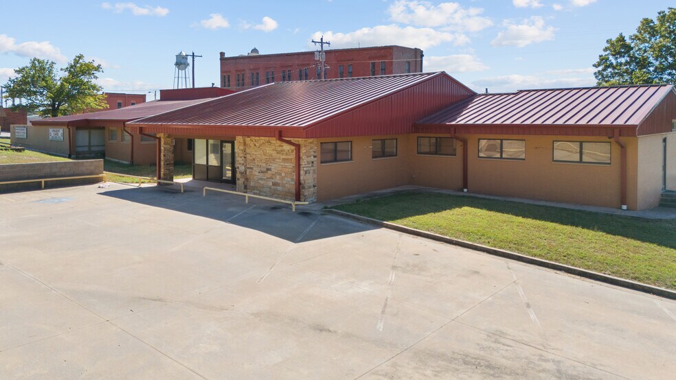 Primary Photo Of 116 E Robert S Kerr Blvd, Wynnewood Medical For Sale