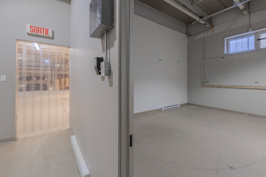 More Photos Of 8540 Av 10e, Montréal Warehouse For Sale