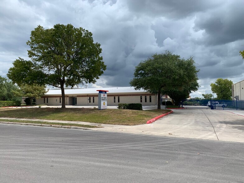 More Photos Of 12830 Cogburn Ave, San Antonio Light Distribution For Lease