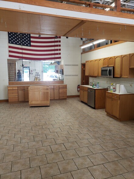 More Photos Of 37 Lark Industrial Pky, Greenville Warehouse For Sale