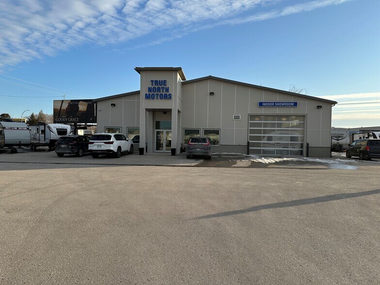 More Photos Of 43 Main St, Selkirk Showroom For Sale