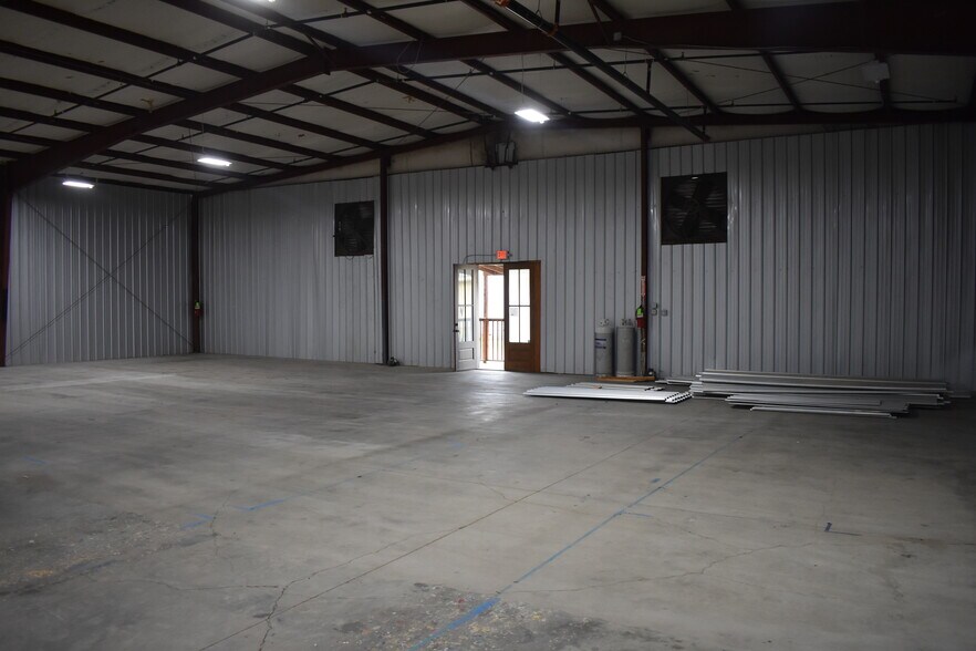 More Photos Of 216 Industrial Dr, Ridgeland Warehouse For Lease