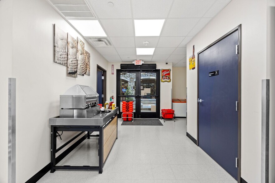 More Photos Of 470 Mediterranean Dr, McKinney Storefront For Lease