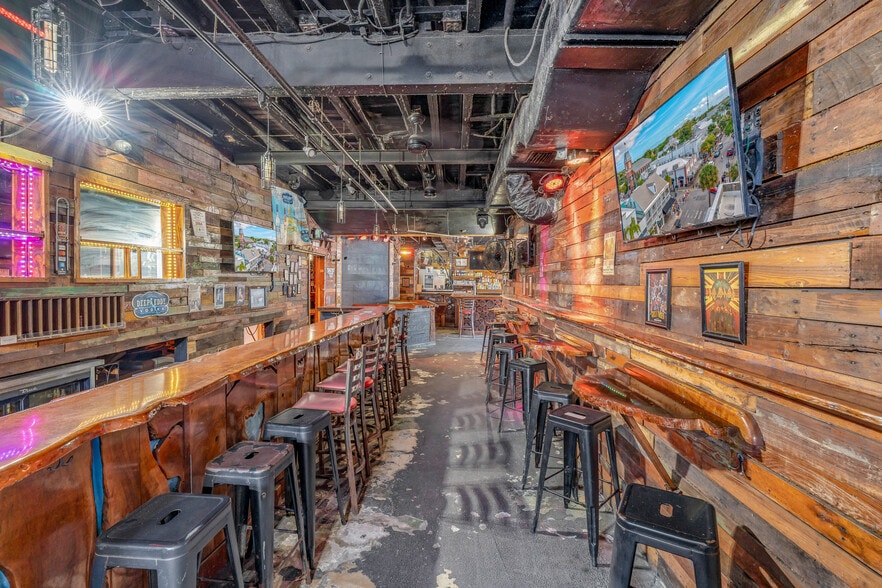 More Photos Of 135 Duval St, Key West Bar For Lease
