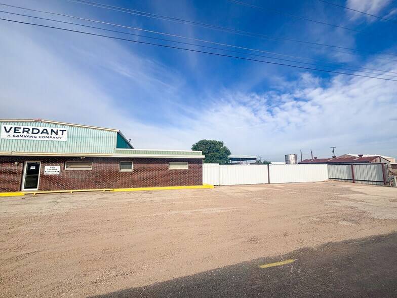 More Photos Of 3803 Mankins Ave, Odessa Warehouse For Sale