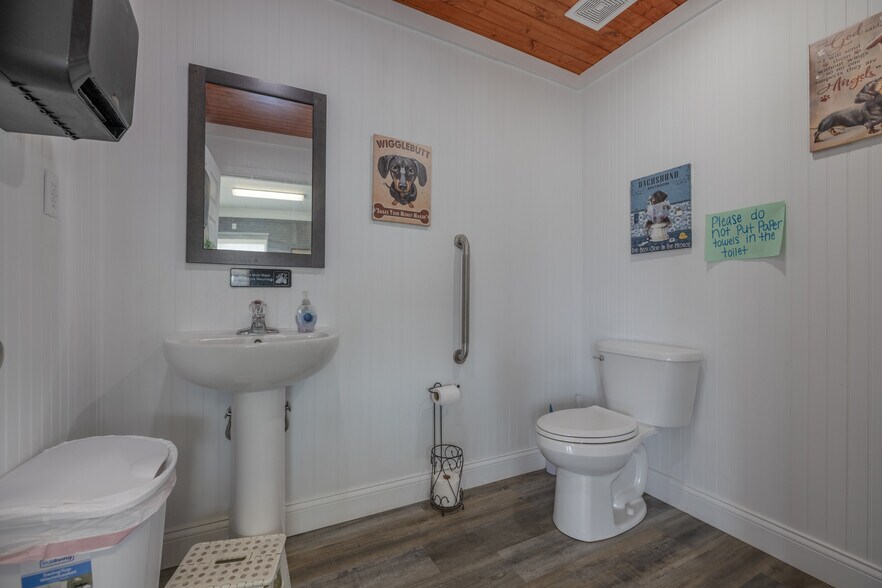 More Photos Of 220 W Lincoln St, Hawk Point General Retail For Sale