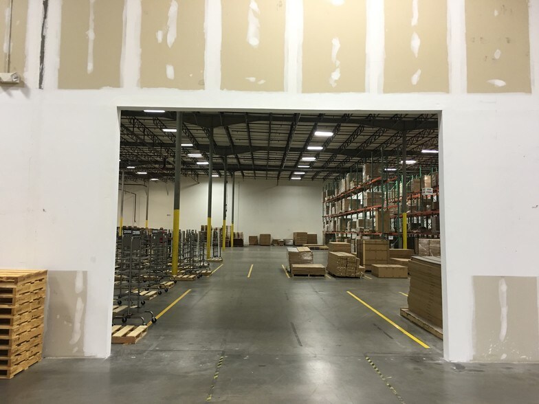 More Photos Of 5601-5699 Eastport Blvd, Richmond Distribution For Lease