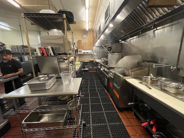 More Photos Of 2222 Wilshire Blvd, Santa Monica Restaurant For Lease