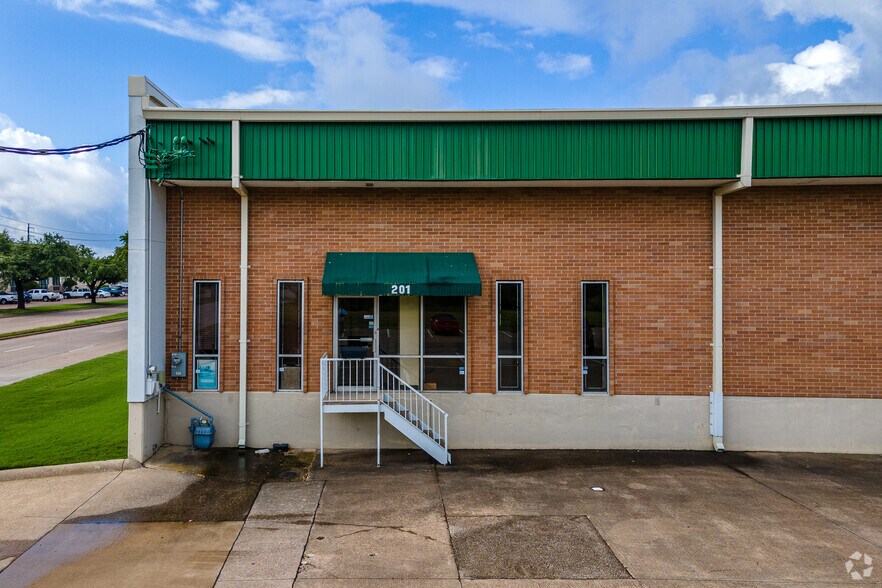 More Photos Of 151 Regal Row, Dallas Warehouse For Lease