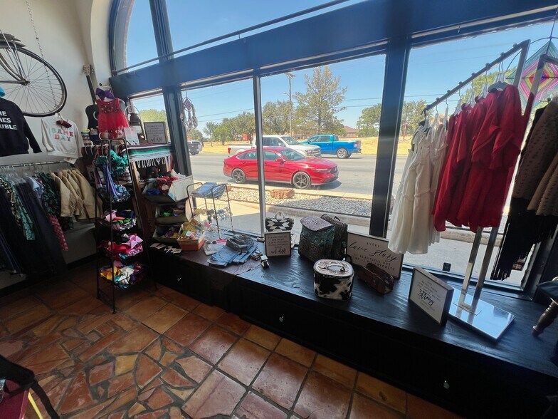 More Photos Of 1305 S 1st St, Abilene General Retail For Sale
