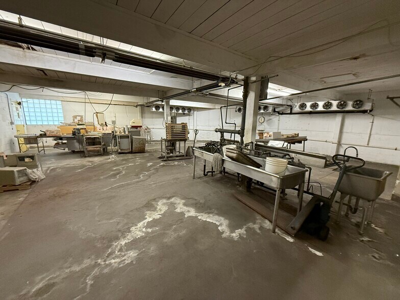 More Photos Of 517 Cummins St, Honolulu Warehouse For Sale