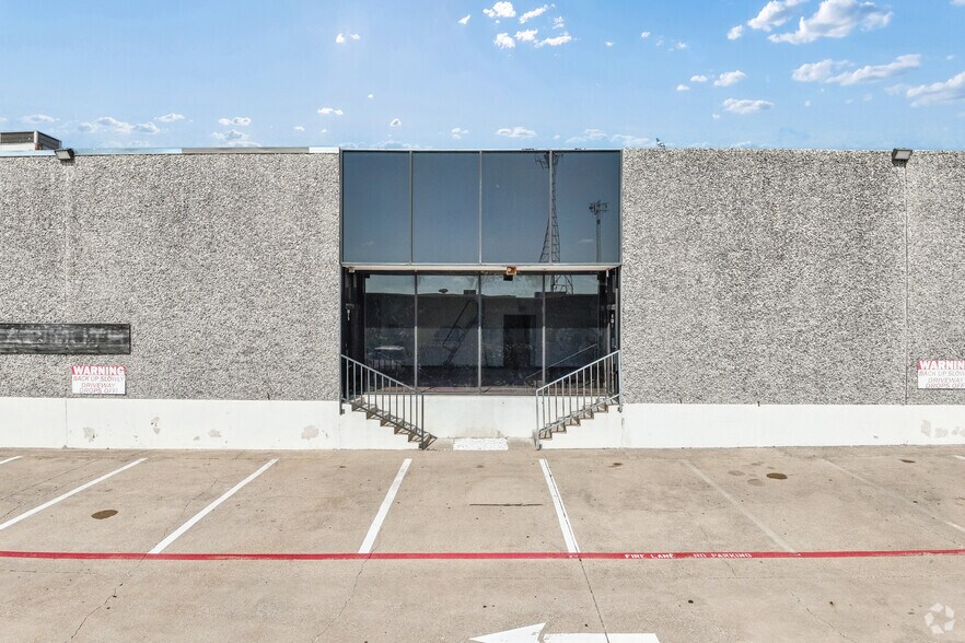 More Photos Of 1400 Summit Ave, Plano Showroom For Lease