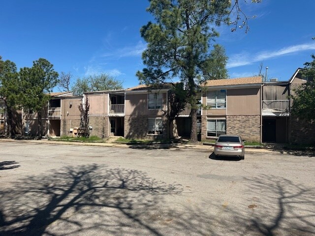 More Photos Of 1900 N Rockwell Ave, Bethany Apartments For Sale