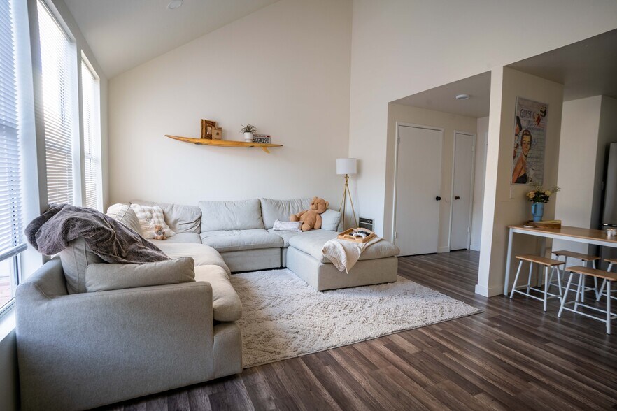 More Photos Of 1951 Hornblend St, San Diego Apartments For Sale