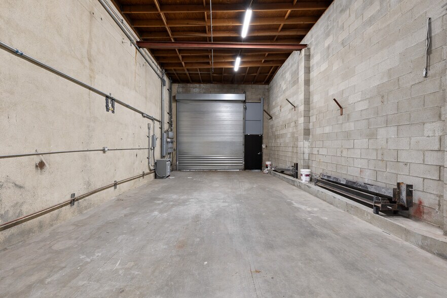 More Photos Of 18536 Oxnard St, Tarzana Warehouse For Sale