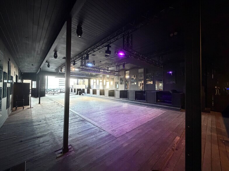 More Photos Of 710 W 6th St, Austin Bar For Lease