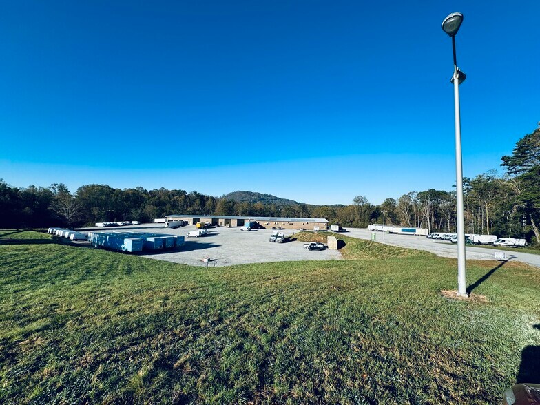More Photos Of 219 Commercial Hill Dr, Hendersonville Warehouse For Lease