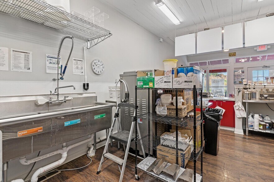 More Photos Of 1550 Lewis Center Rd, Lewis Center Freestanding For Sale