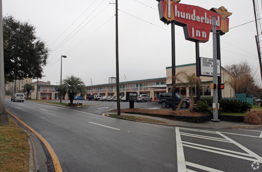 Primary Photo Of 611 W Oglethorpe Ave, Savannah Hotel For Sale