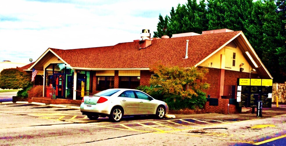 More Photos Of 104 S Madison Blvd, Roxboro Restaurant For Sale