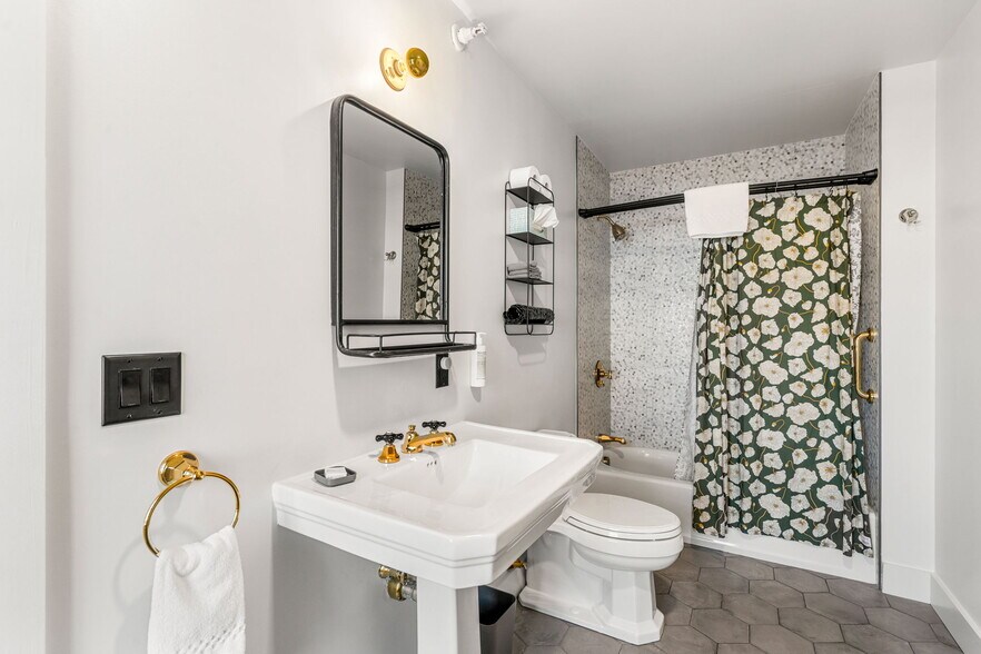 More Photos Of 409 The Hill, Portsmouth Hotel For Sale
