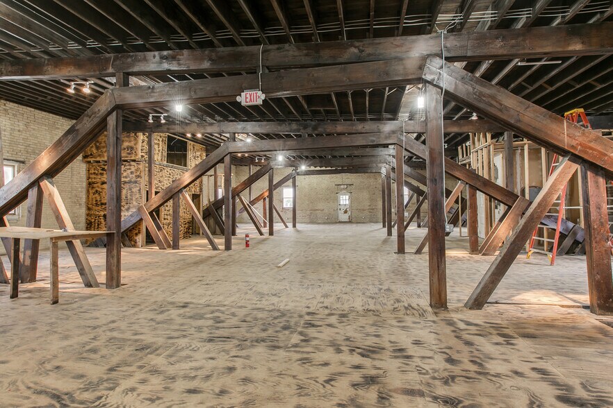 More Photos Of 444 Wacouta St, Saint Paul Showroom For Sale