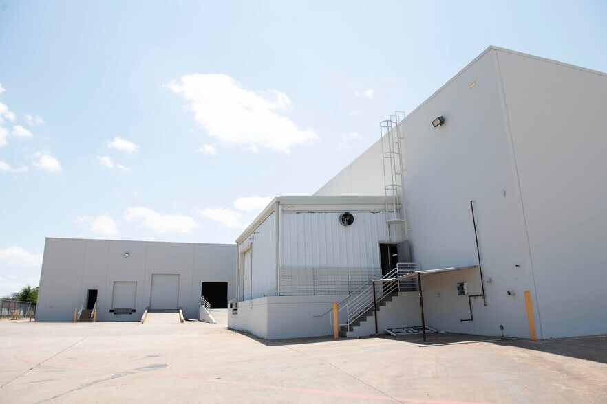 More Photos Of 10817 Sanden Dr, Dallas Distribution For Lease