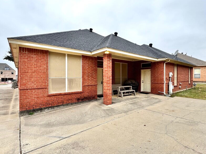 More Photos Of 702 Hunters Row Ct, Mansfield Office For Lease