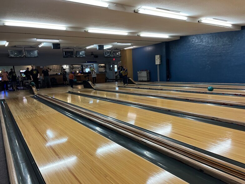 More Photos Of 16902 S Davis St, Galesville Bowling Alley For Sale