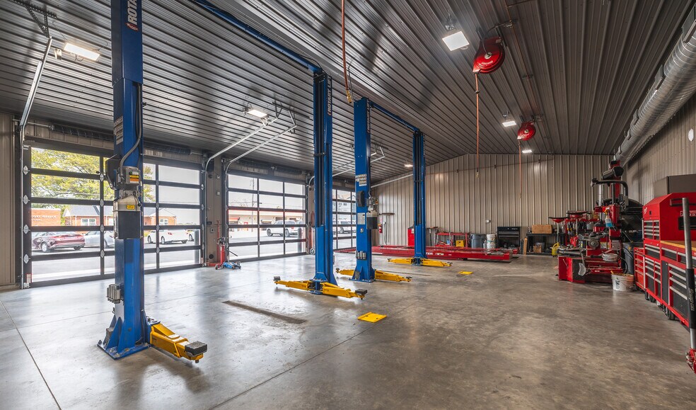 More Photos Of 1008 E Main St, Linn Auto Dealership For Sale