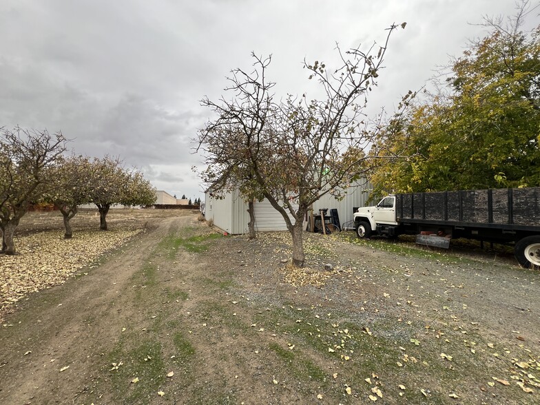 More Photos Of 2721 Empire Ave, Brentwood Flex For Lease