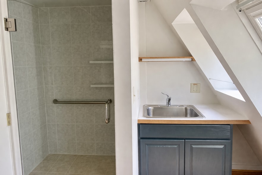 More Photos Of 15 Old Beach Rd, Newport Medical For Sale