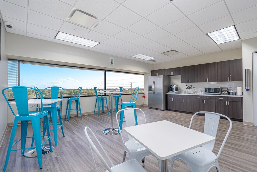More Photos Of 5550 Glades Rd, Boca Raton Office For Lease