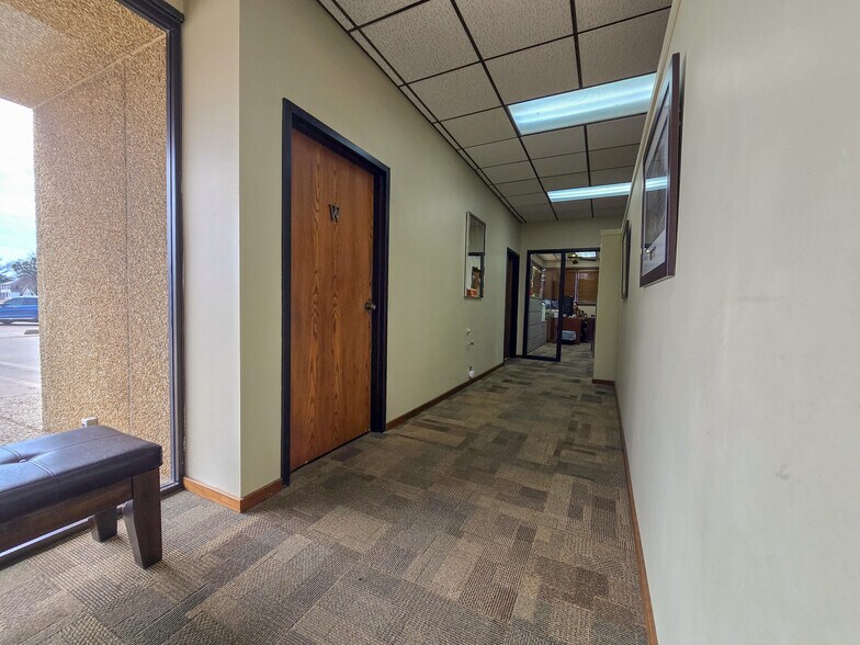More Photos Of 123 W Highland St, Shawnee Office For Lease