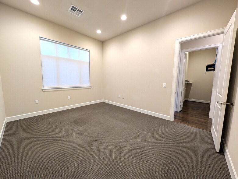 More Photos Of 5757 Flewellen Oaks Ln, Fulshear Business Park For Lease