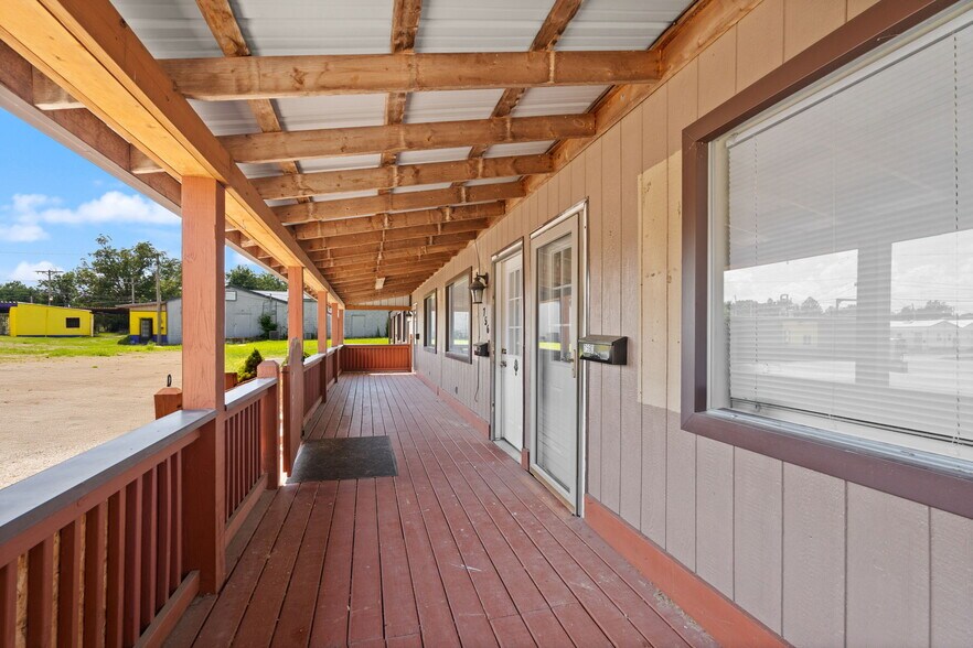 More Photos Of 756 Lakeshore Dr, Scottsburg Flex For Sale