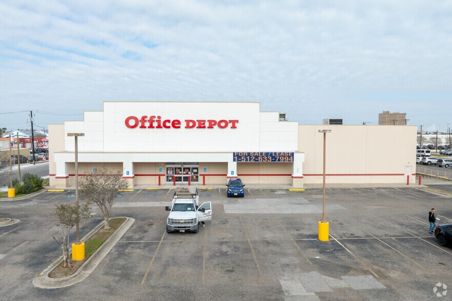 More Photos Of 1737 S Staples St, Corpus Christi Freestanding For Sale