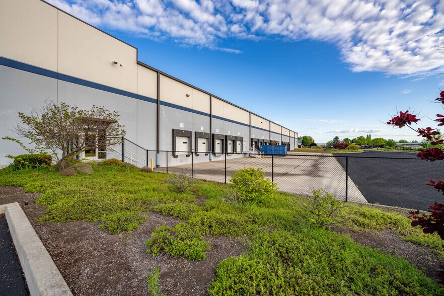 More Photos Of 4689 Industry Dr, Medford Distribution For Lease