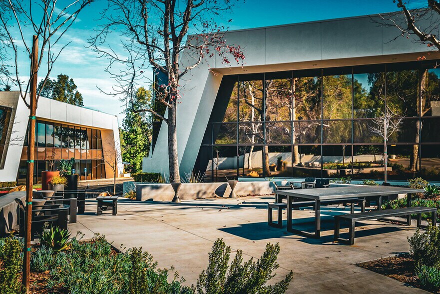 More Photos Of 5000 N Parkway Calabasas, Calabasas Unknown For Lease