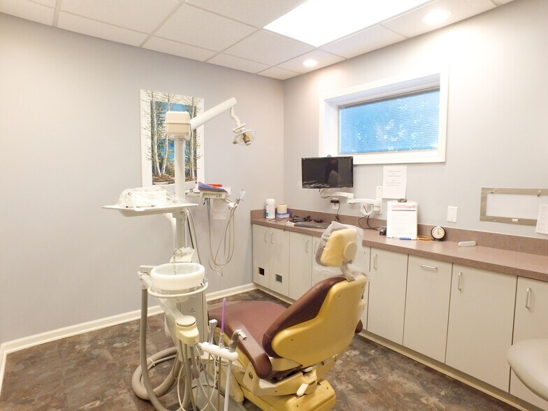 More Photos Of 1350 E Lake Lansing Rd, East Lansing Medical For Sale