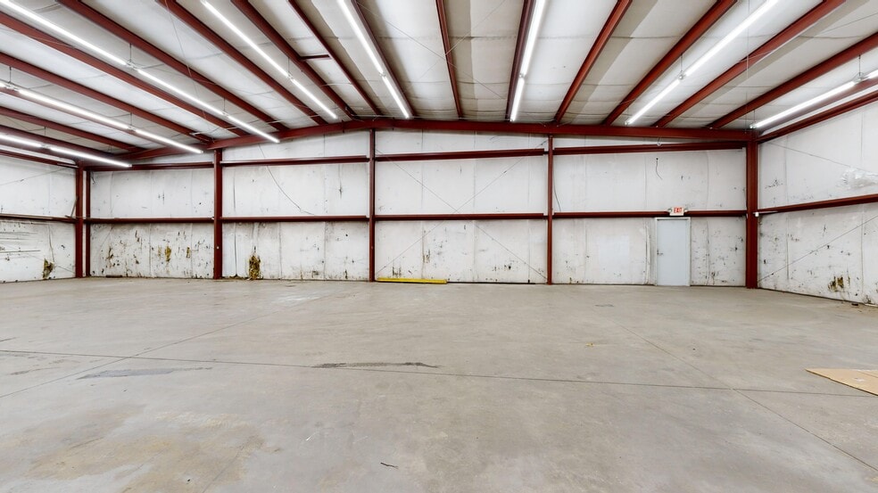 More Photos Of 5250 Veterans Pky, Columbus Flex For Lease