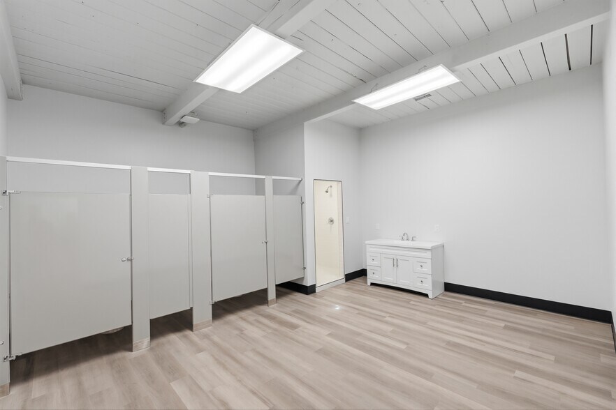 More Photos Of 1409 S Sportsman Dr, Compton Truck Terminal For Lease
