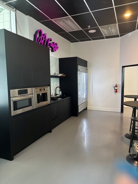 More Photos Of 14242 Ventura Blvd, Sherman Oaks Loft Creative Space For Lease