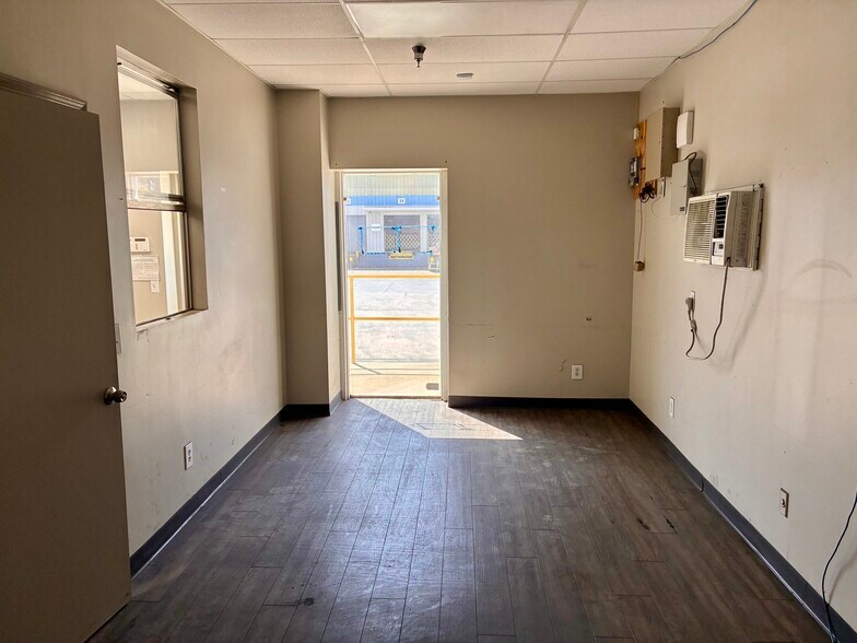 More Photos Of 5516 Export Blvd, Garden City Warehouse For Lease